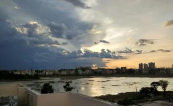 Beautiful lake in Bangalore with morning walkers and birds — Ulsoor Lake